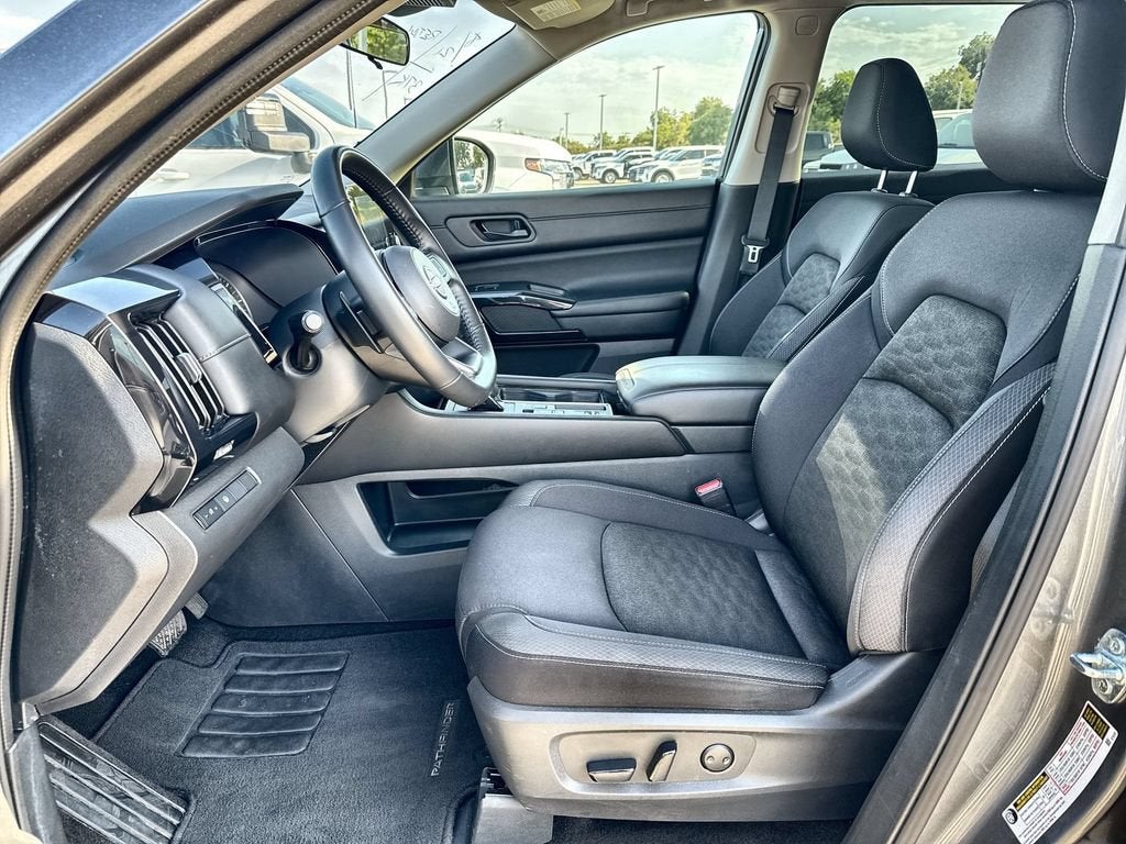 2024 Nissan Pathfinder SV